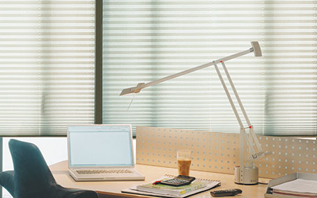 Plissee am Arbeitsplatz